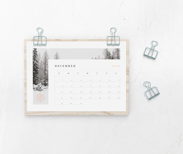 Calendar Catched On Wooden Board Psd