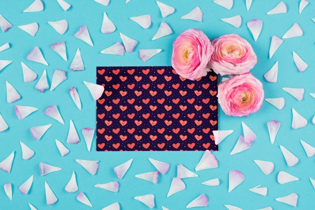 Card Mockup With Roses And Petals Psd