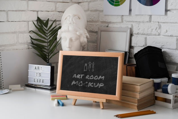 Chalkboard With Message On Desk Psd