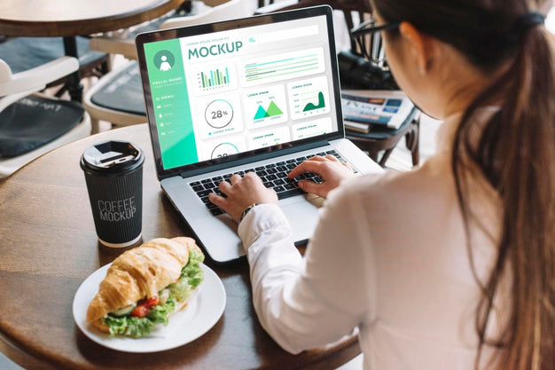 Close-Up Businesswoman Typing Psd