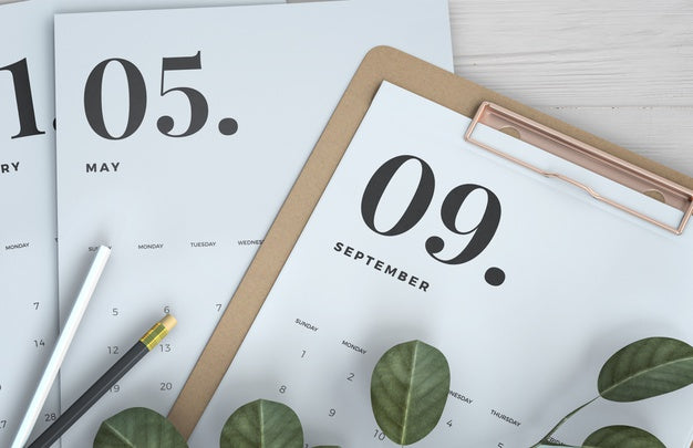 Close Up Clipboard Calendar Mock-Up Psd