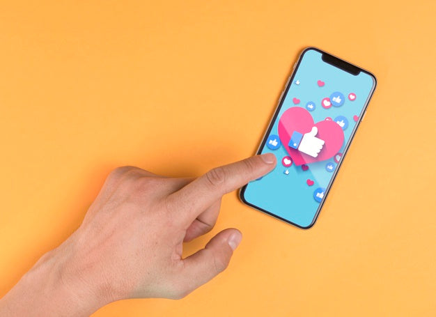 Close-Up Man Holding Smartphone Mock-Up Psd