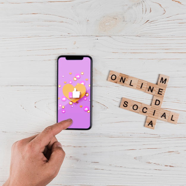 Close-Up Man With Smartphone And Message Psd