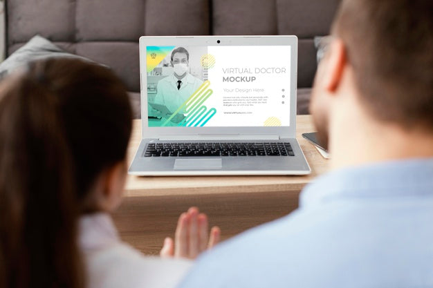 Close Up Parent And Kid With Laptop Psd