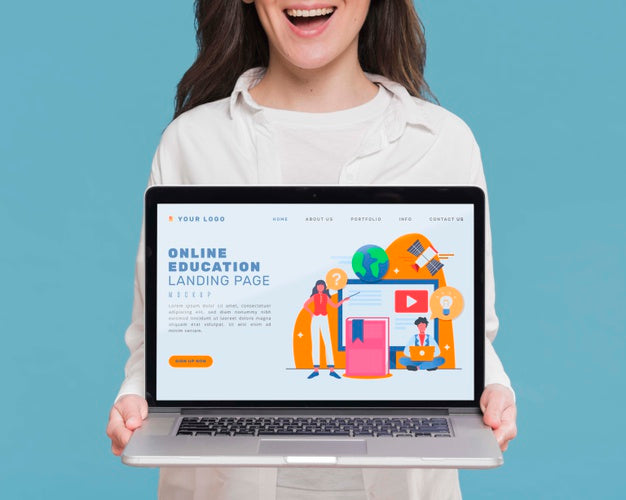 Close-Up Smiley Woman Holding Laptop Psd