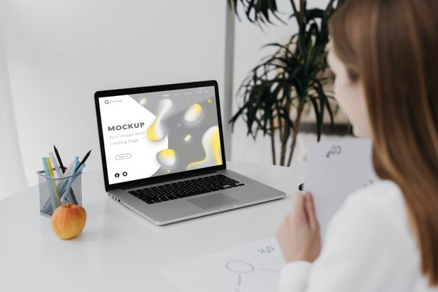 Close Up Woman Using Laptop Psd