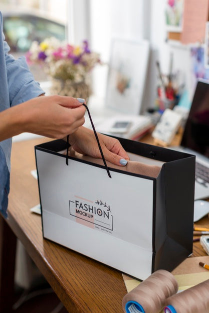 Close-Up Woman With Bag Psd