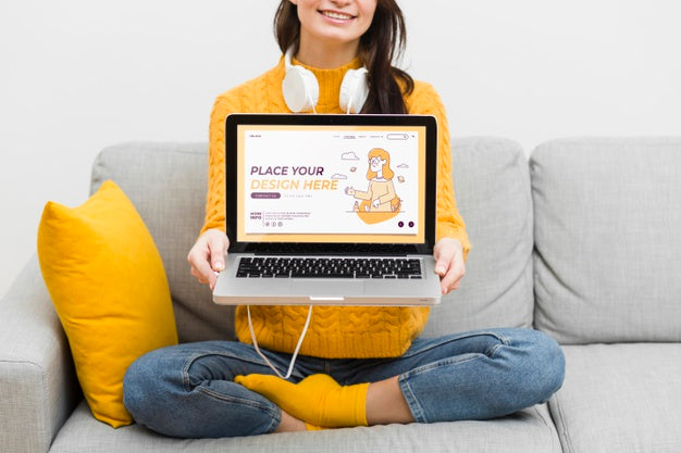 Close-Up Woman With Headphones And Laptop Psd