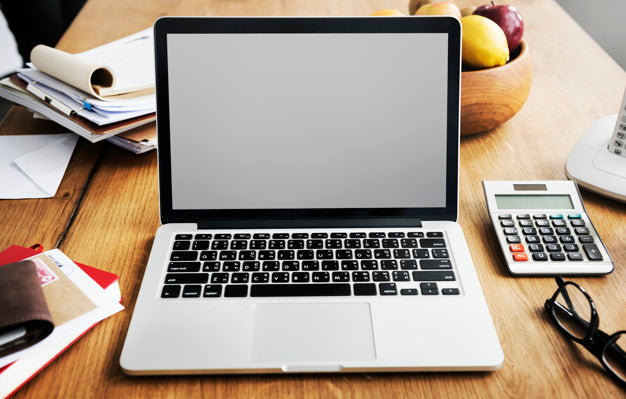 Closeup Of A Laptop With An Empty Screen Psd