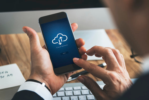 Closeup Of Businessman Using Smartphone With Cloud Computing Symbol Psd