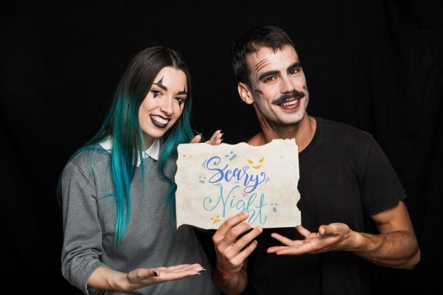 Couple Holding Paper With Halloween Lettering Psd