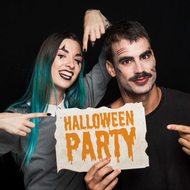 Couple Holding Paper With Halloween Lettering Psd