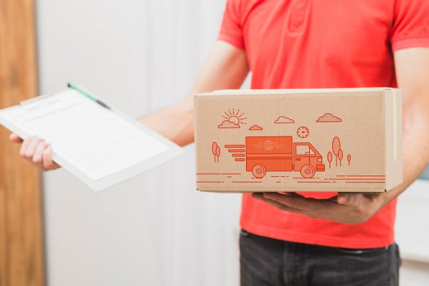 Delivery Mockup With Man Holding Box And Clipboard Psd