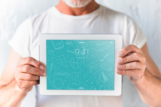 Dentist Mockup With Tablet Psd