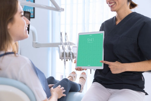 Dentist Mockup With Tablet Psd