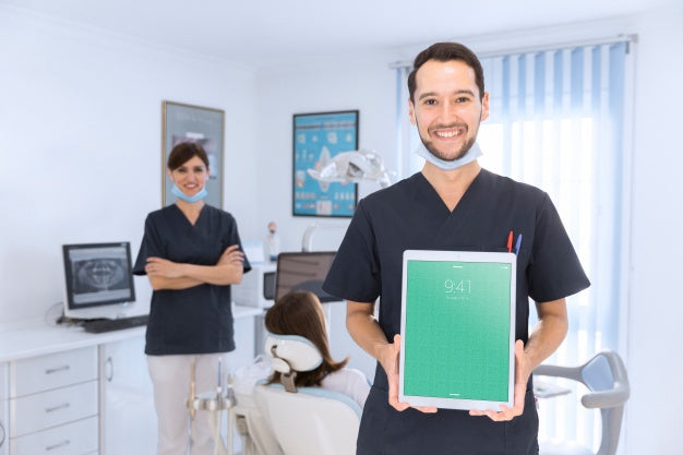 Dentist Mockup With Tablet Psd