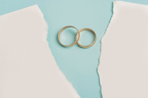 Divorce Concept With Wedding Rings Psd