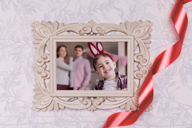 Easter Family Photo On Table Psd