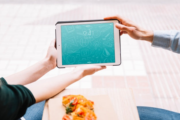 Eating Couple In City With Tablet Psd