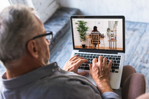 Elderly Man Using Laptop Psd