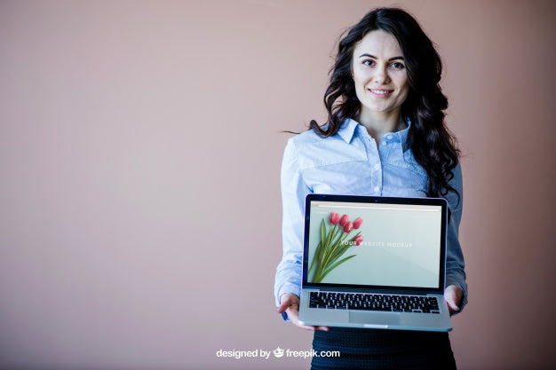 Elegant Business Woman Presenting Laptop Psd