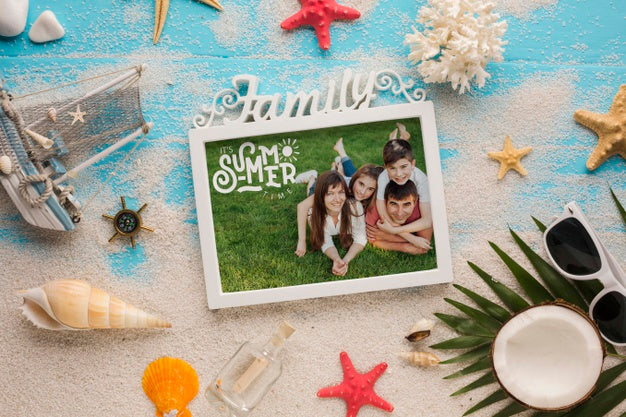 Family Vacation Photo Frame Mock-Up Psd