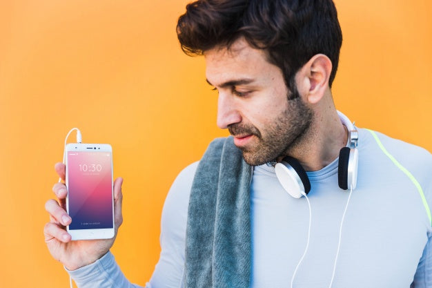 Fitness Mockup With Man Showing Smartphone Psd