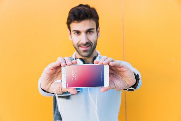 Fitness Mockup With Man Showing Smartphone Psd