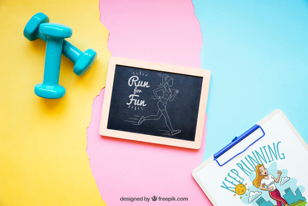 Fitness Mockup With Slate, Clipboard And Dumbbells Psd