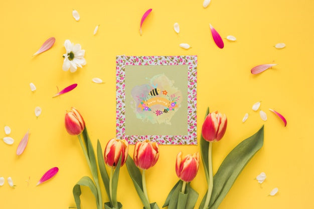 Flat Lay Greeting Card Mockup For Spring Psd