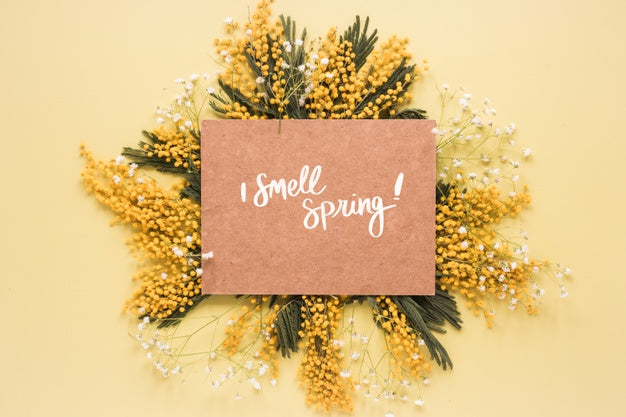 Flat Lay Greeting Card Mockup For Spring Psd
