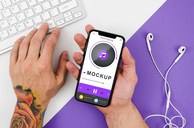 Flat Lay Hands Holding Smartphone Mock-Up With Keyboard Psd