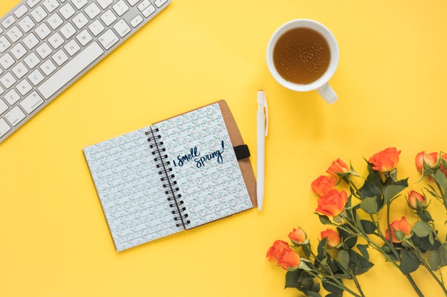 Flat Lay Notepad Mockup For Spring Psd