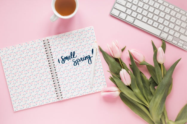 Flat Lay Notepad Mockup For Spring Psd