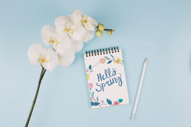 Flat Lay Notepad Mockup With Spring Concept Psd