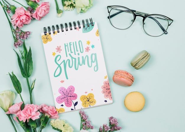 Flat Lay Notepad Mockup With Spring Concept Psd