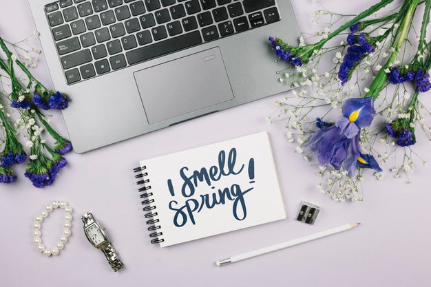Flat Lay Notepad Mockup With Spring Concept Psd