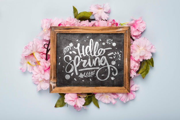 Flat Lay Of Blackboard With Spring Flowers Psd