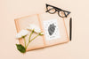 Flat Lay Of Open Book With Roses And Glasses Psd