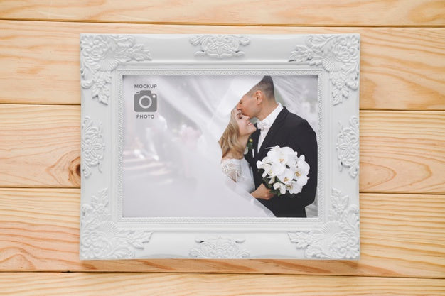 Flat Lay Of Simple Frame On Wooden Background Psd