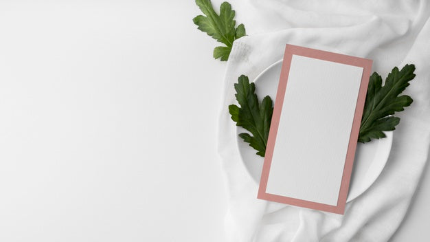 Flat Lay Of Table Arrangement With Spring Menu Mock-Up On Plate And Leaves Psd