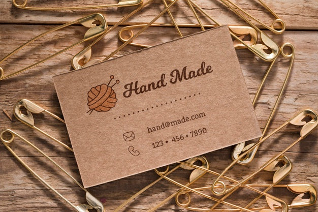 Flat Lay Safety Pins On Wooden Background Psd