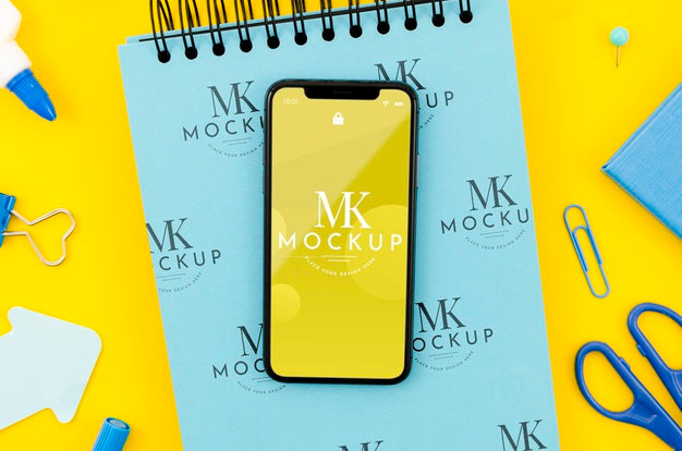 Flat Lay Smartphone Mock-Up On Clipboard Psd