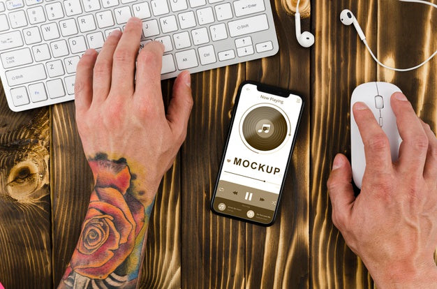 Flat Lay Smartphone Mock-Up On Desk With Keyboard Psd