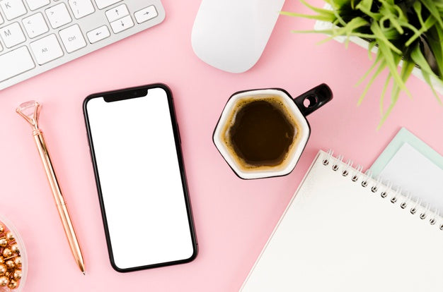 Flat Lay Smartphone Mock-Up With Clipboard And Coffee Psd