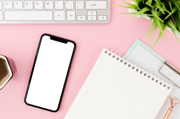 Flat Lay Smartphone Mock-Up With Clipboard And Keyboard Psd