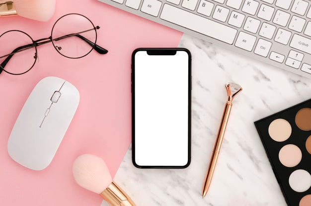 Flat Lay Smartphone Mock-Up With Make-Up Accessories On Desk Psd