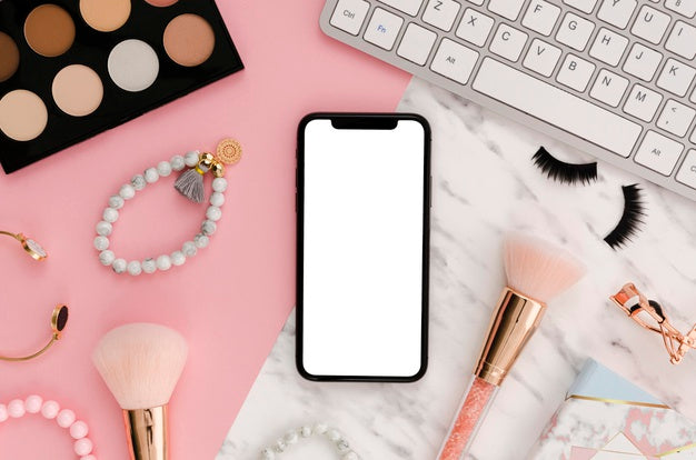 Flat Lay Smartphone Mock-Up With Make-Up Brushes On Desk Psd