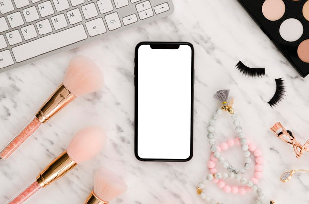 Flat Lay Smartphone Mock-Up With Make-Up Brushes Psd