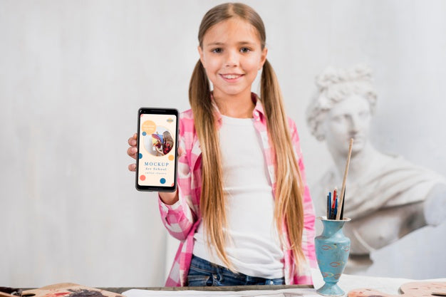 Front View Of Girl Artist With Smartphone Psd